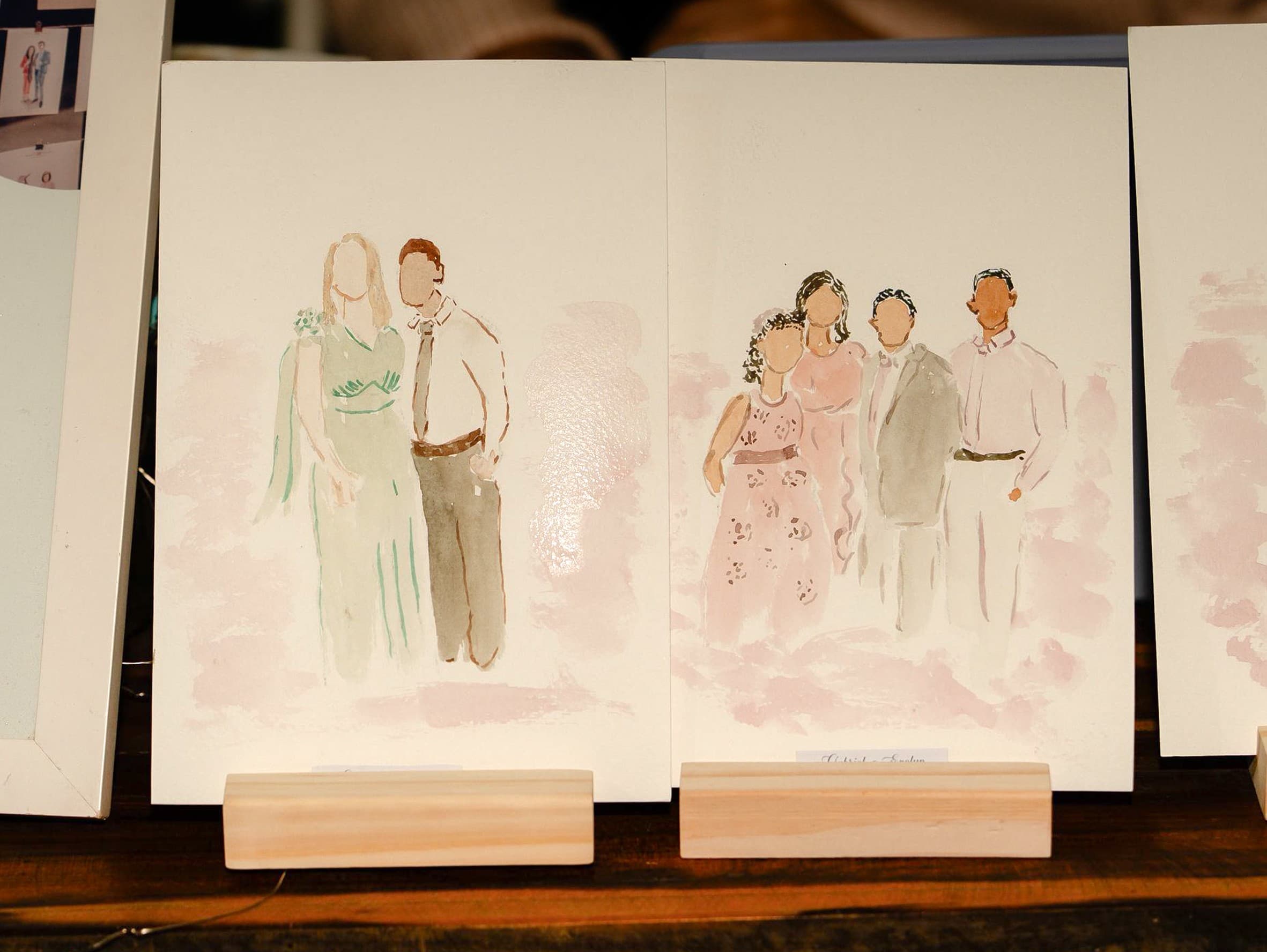 Aquarelas em exposição após serem pintadas ao vivo