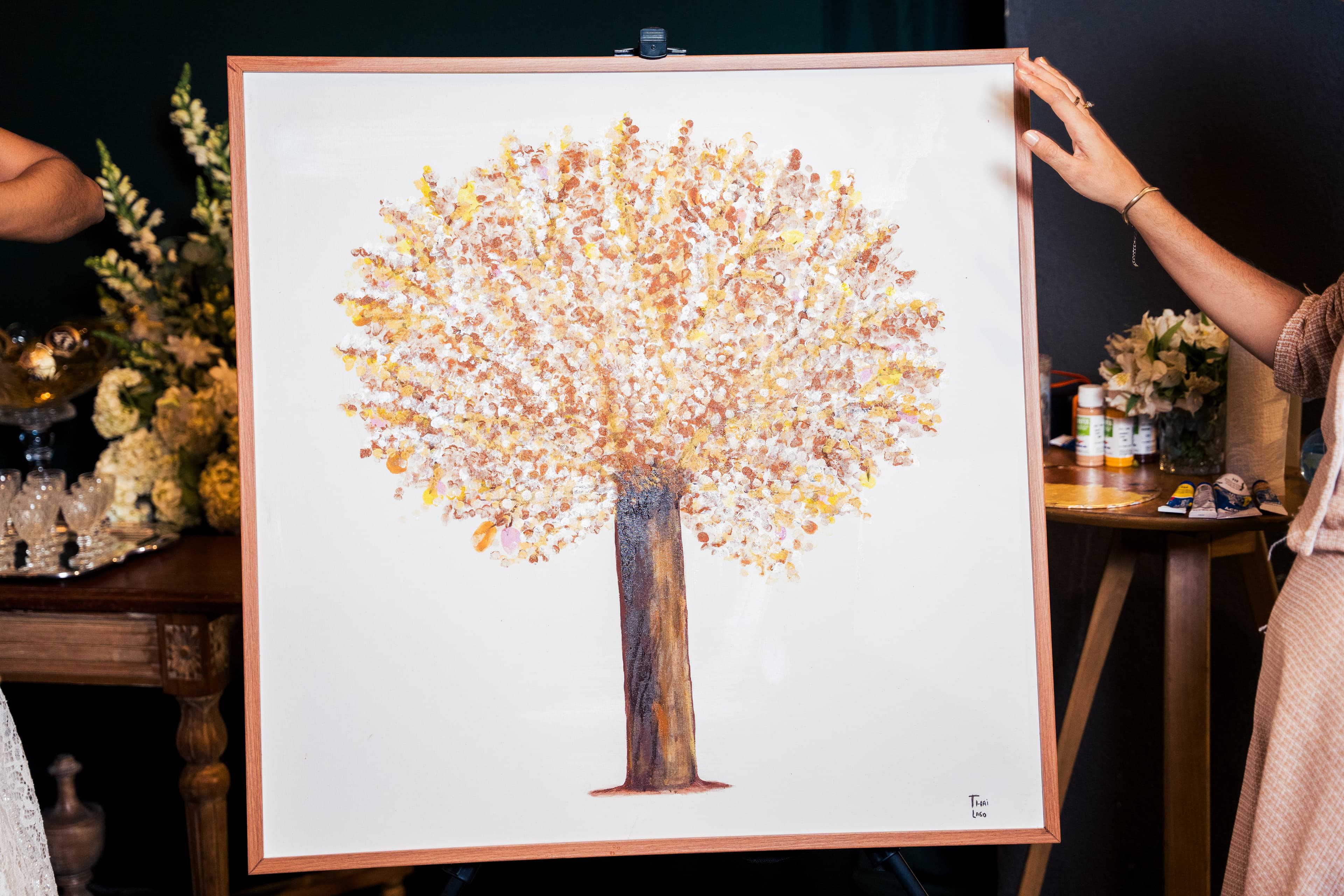 Árvore de digitais pintada em um casamento